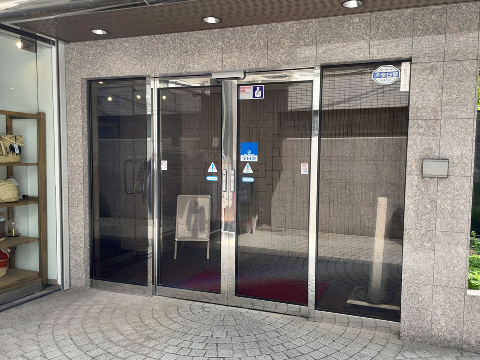オフィスビル出入口