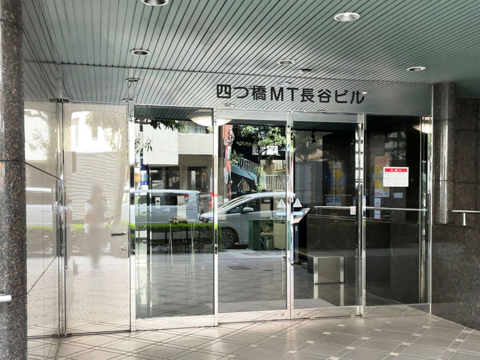オフィスビル出入口