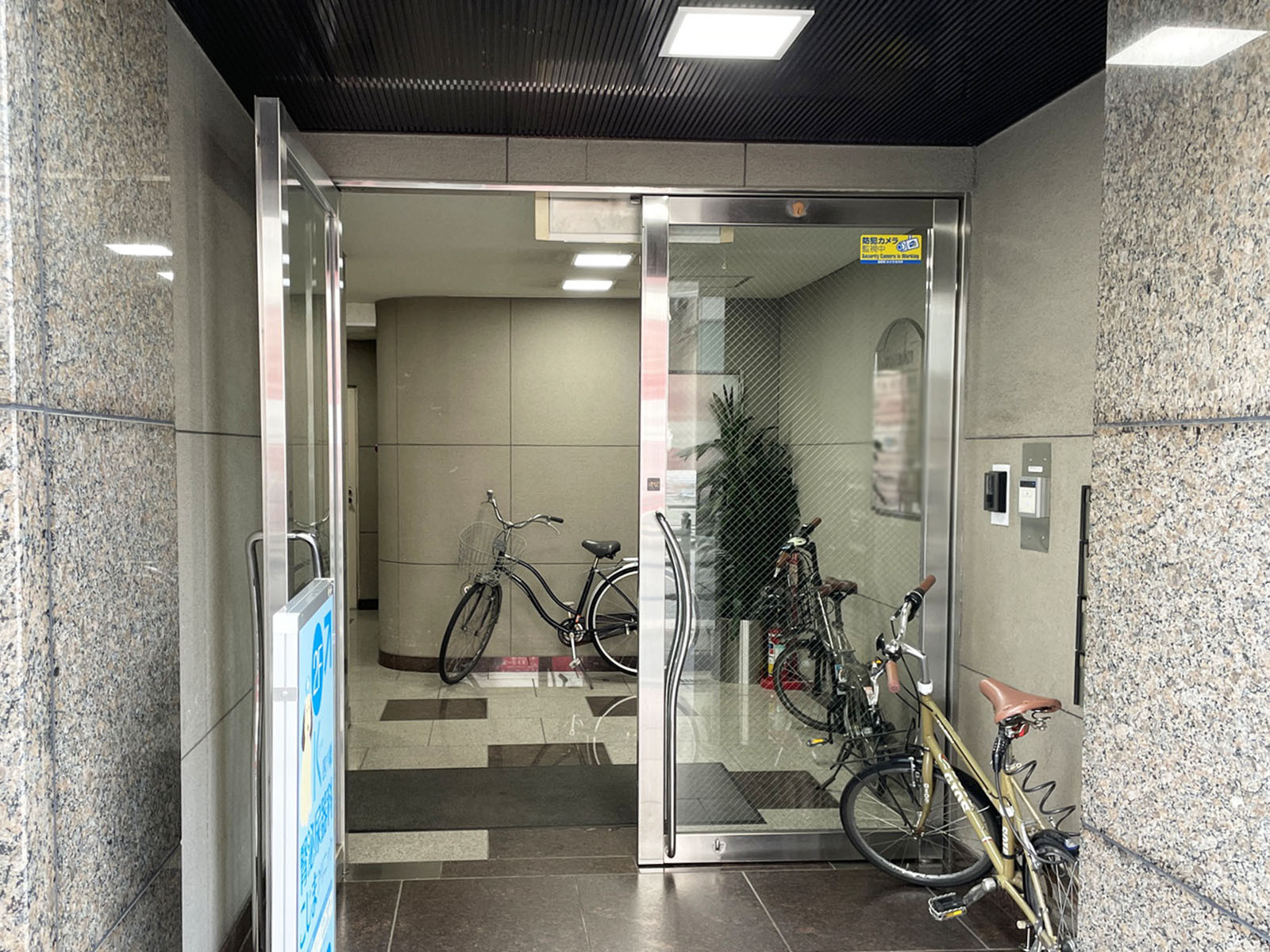 オフィスビル出入口