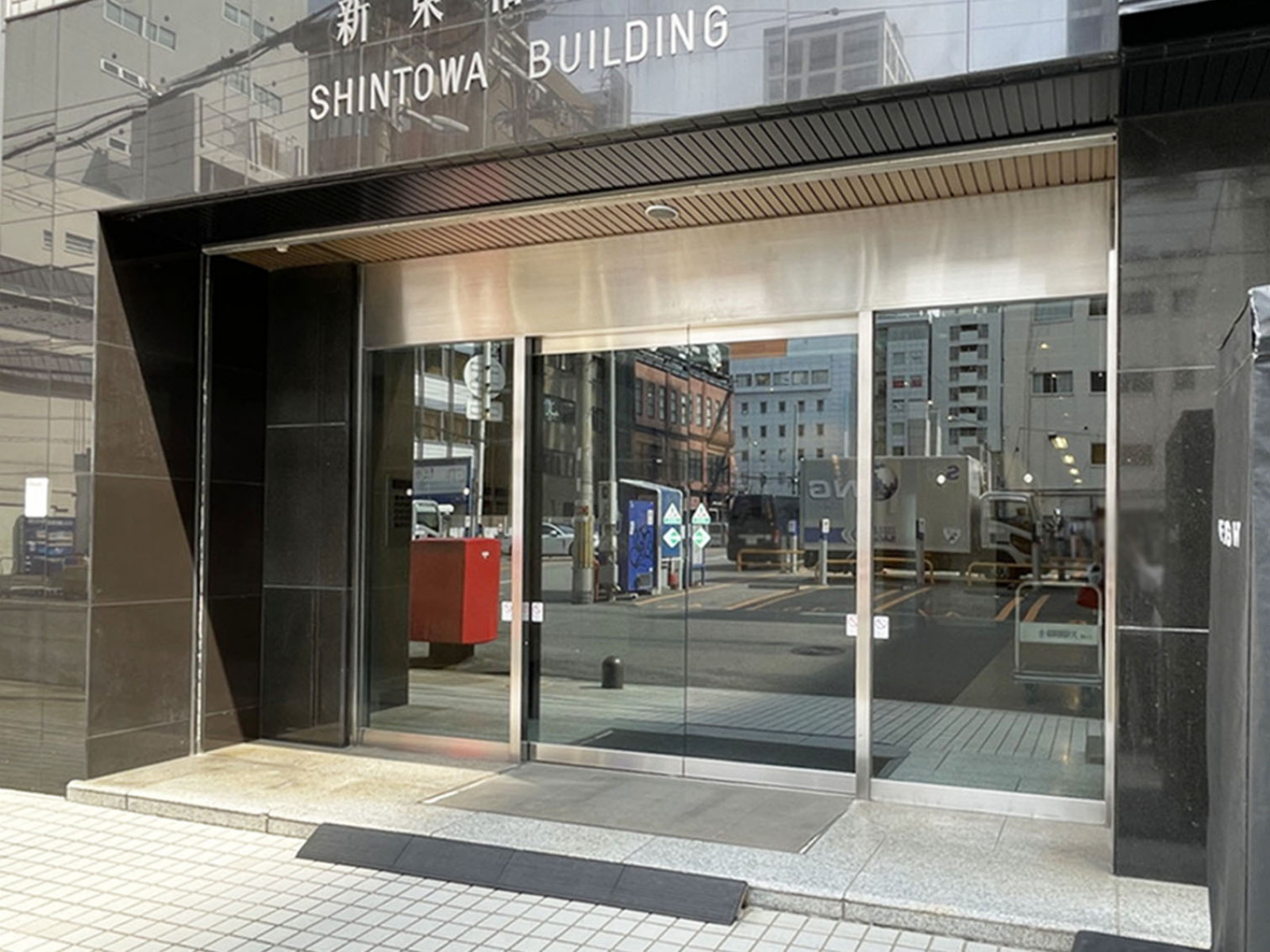 オフィスビル出入口