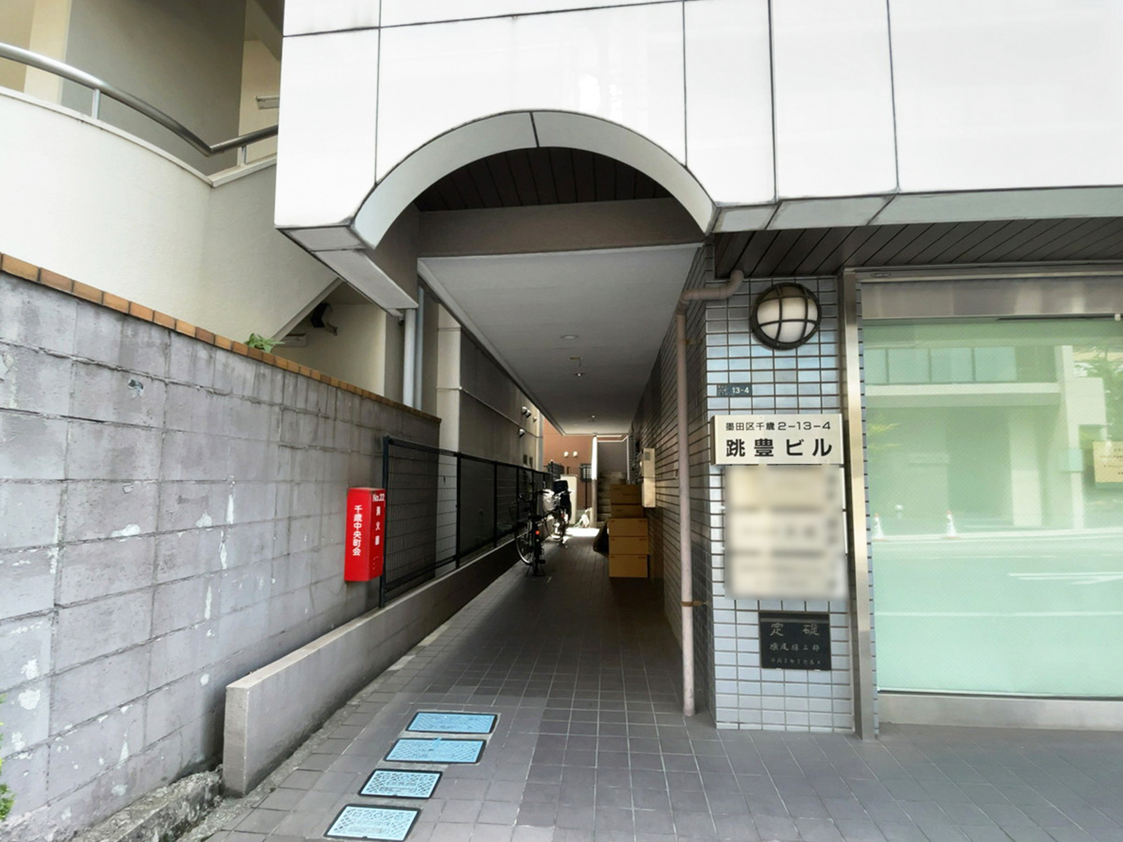 オフィスビル出入口