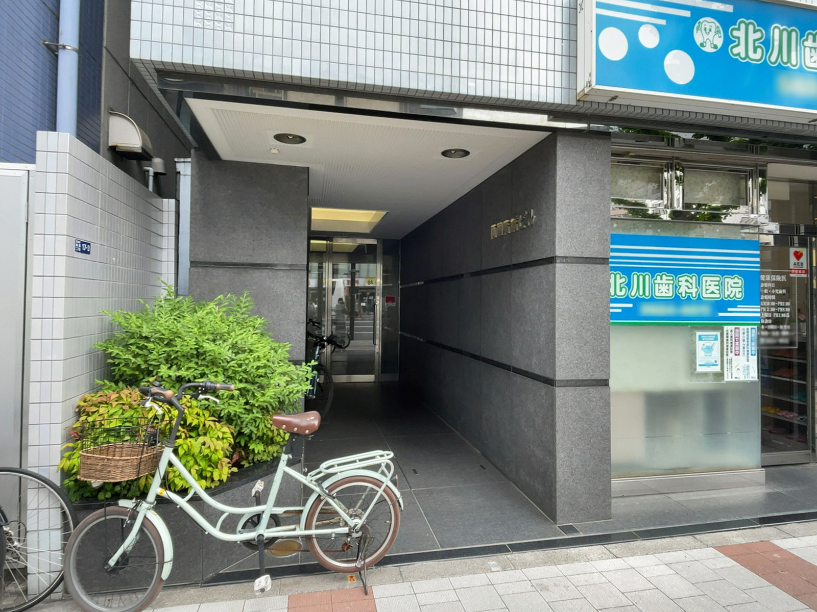 オフィスビル出入口