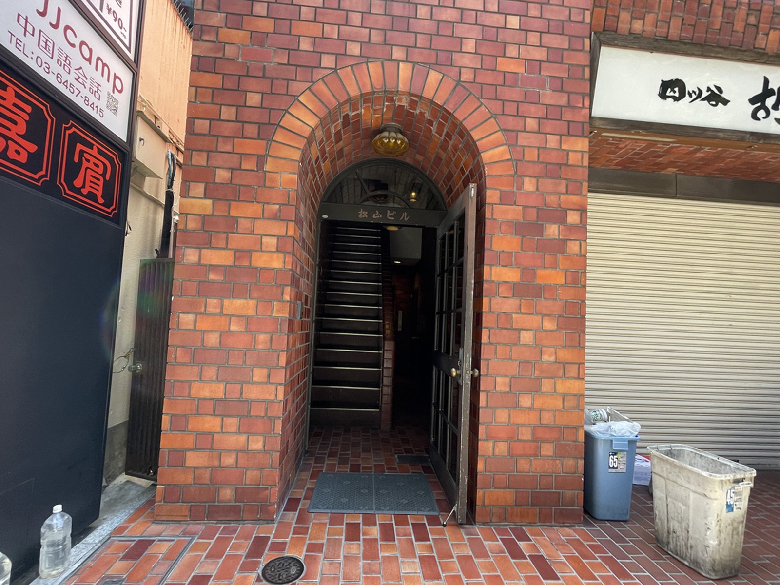 オフィスビル出入口