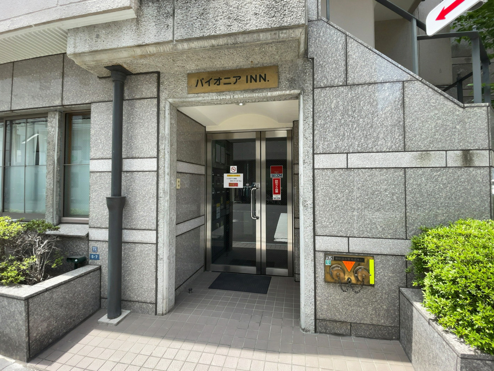 オフィスビル出入口