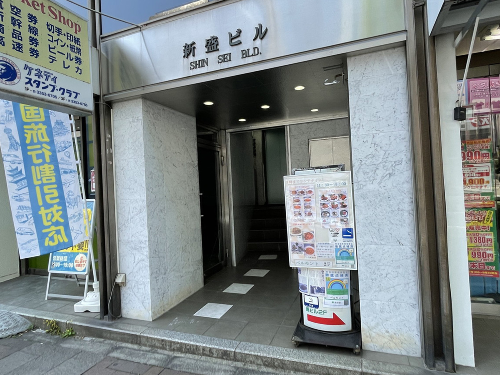 オフィスビル出入口