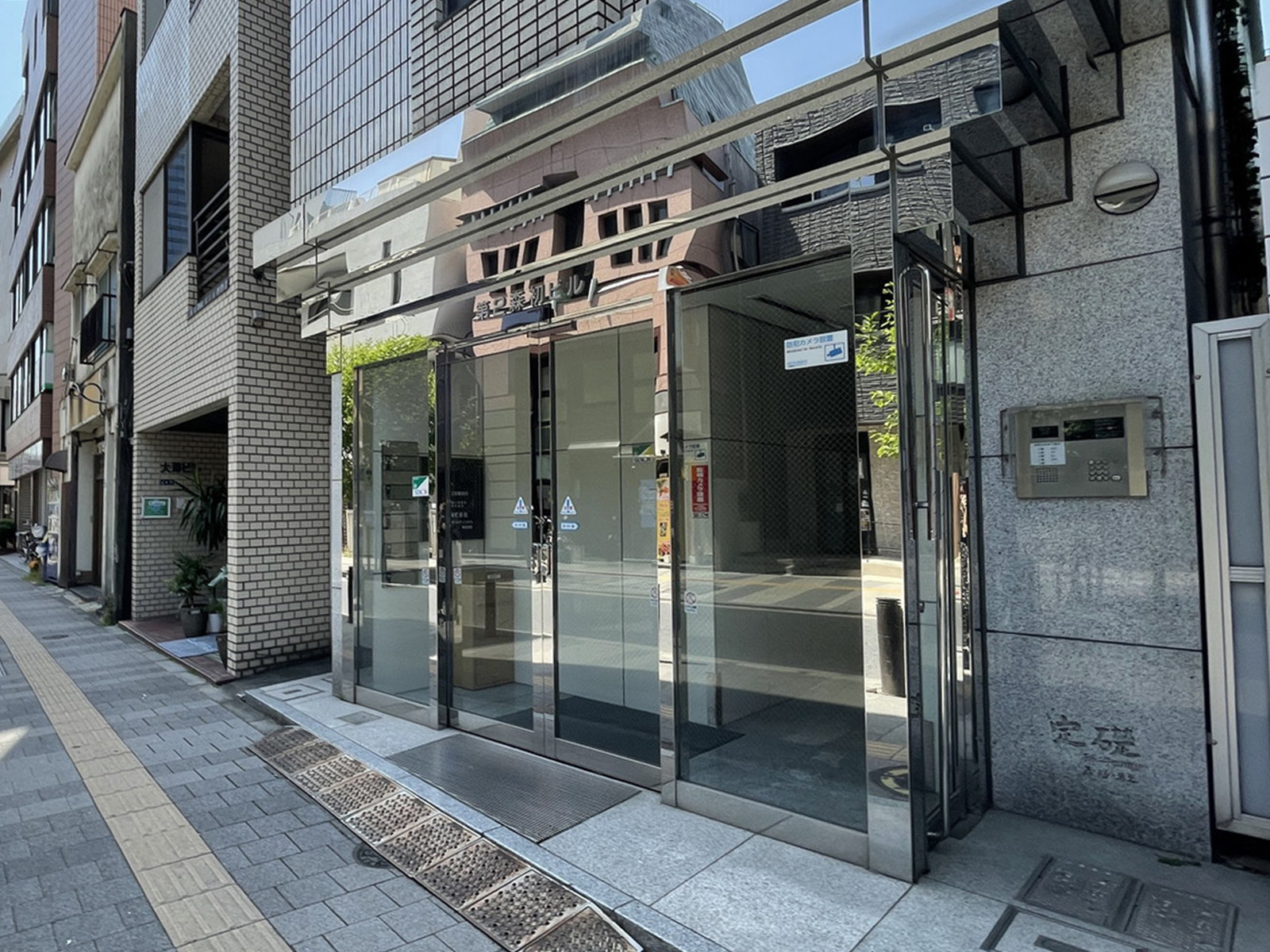 オフィスビル出入口