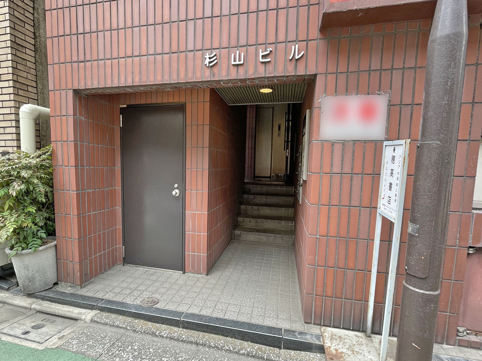 オフィスビル出入口
