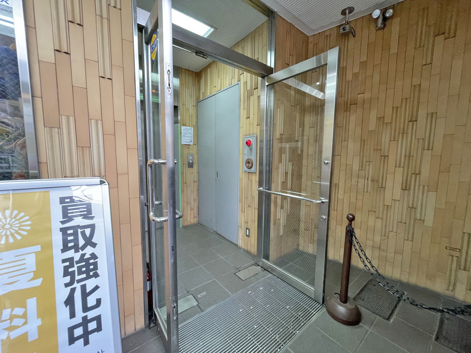 オフィスビル出入口