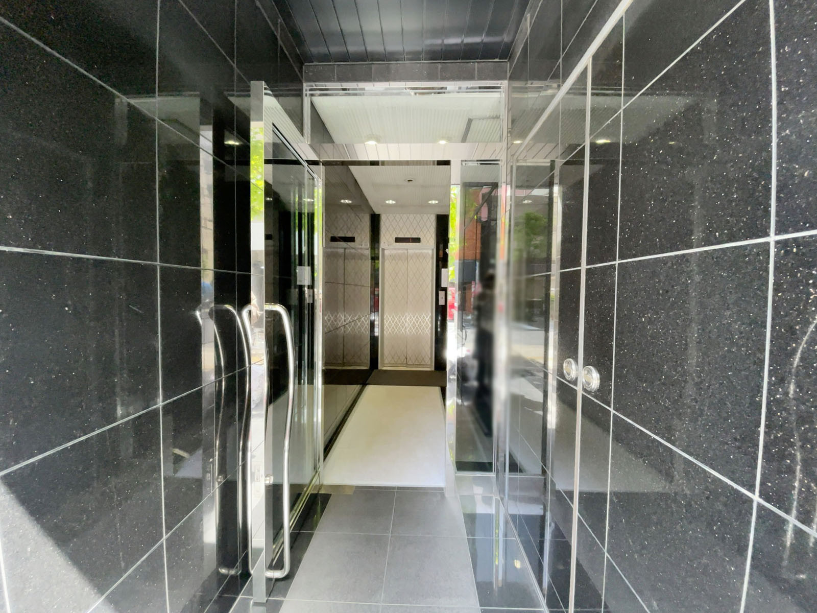 オフィスビル出入口