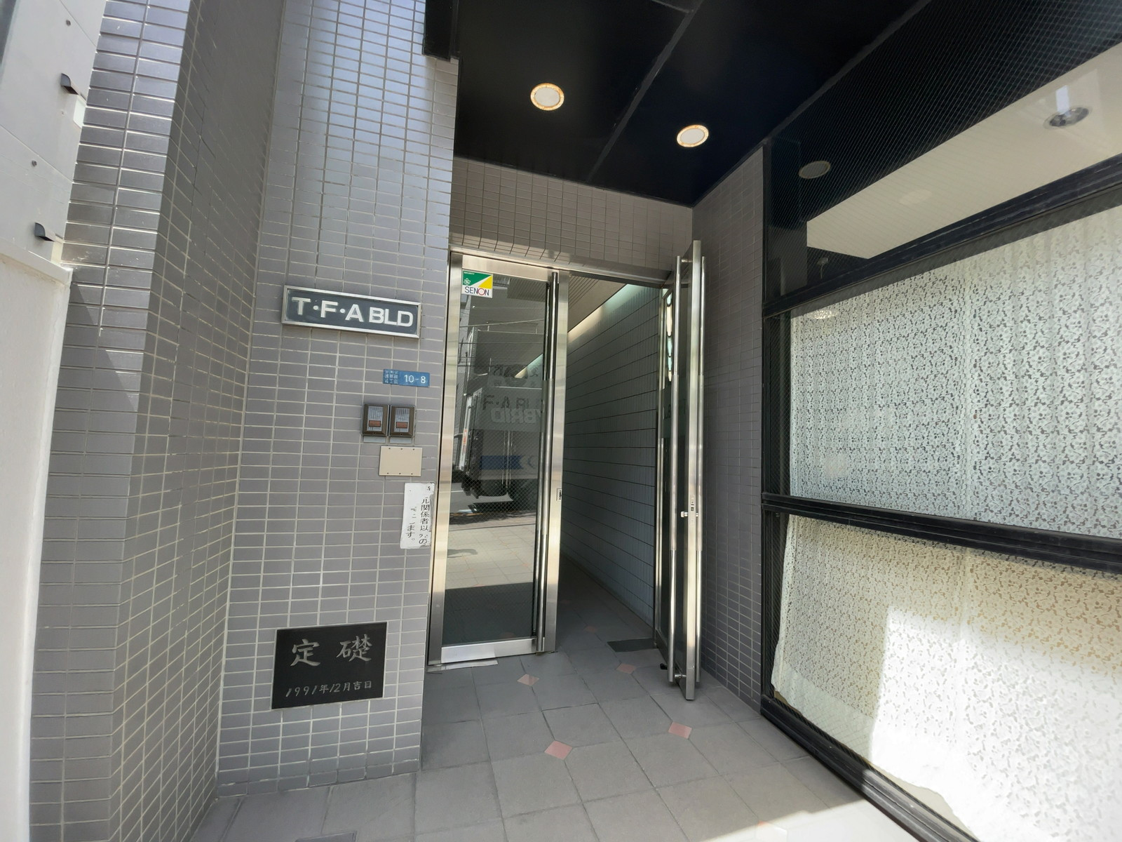 オフィスビル出入口