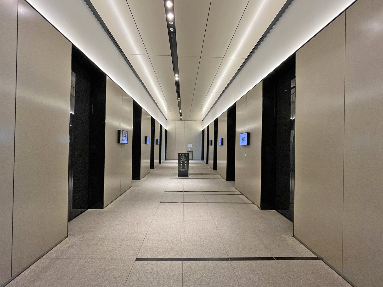エレベーター(8基)