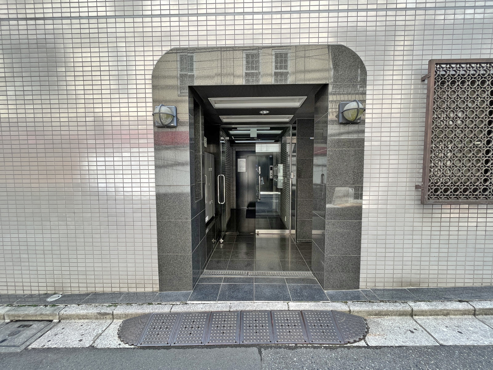 オフィスビル出入り口