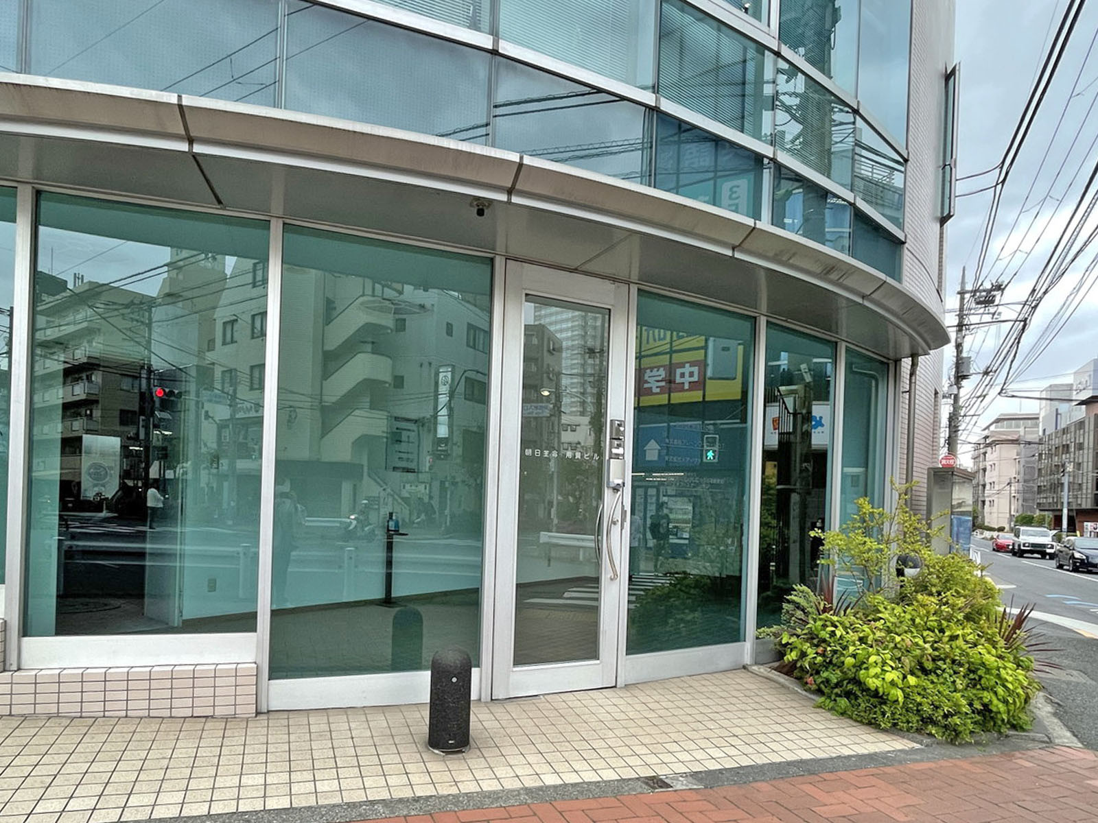 オフィスビル出入口