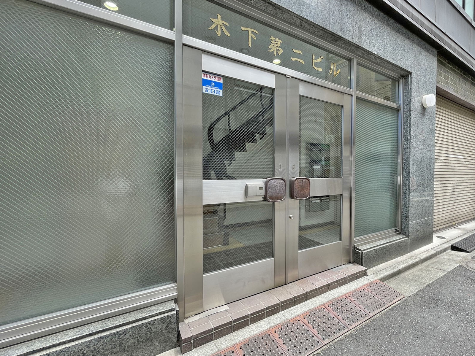 オフィスビル出入口