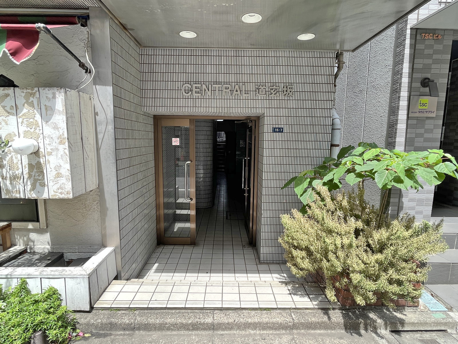 オフィスビル出入り口