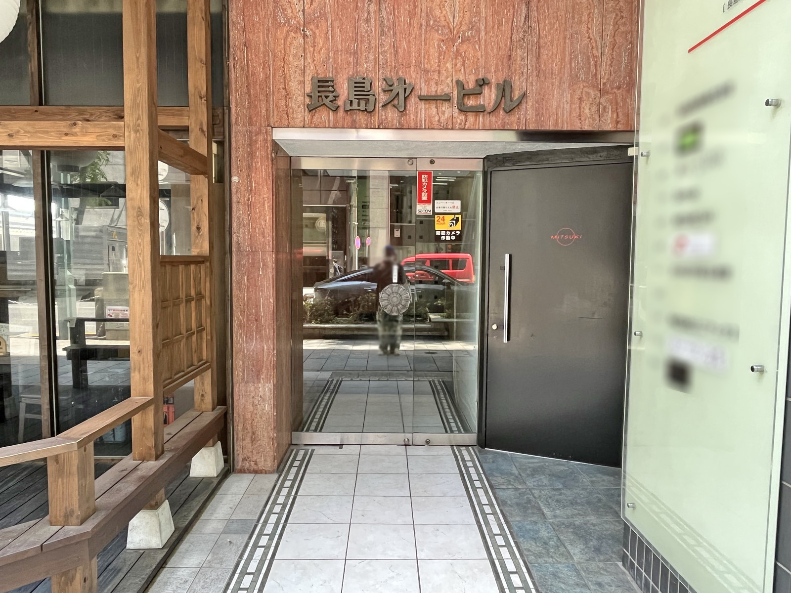 オフィスビル出入り口