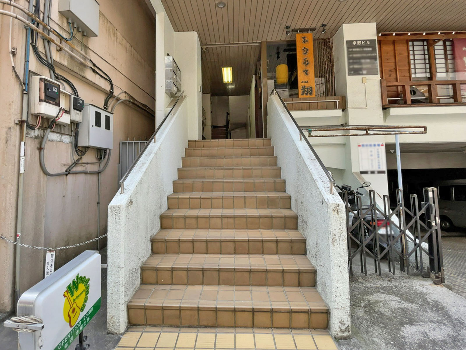 オフィスビル出入口