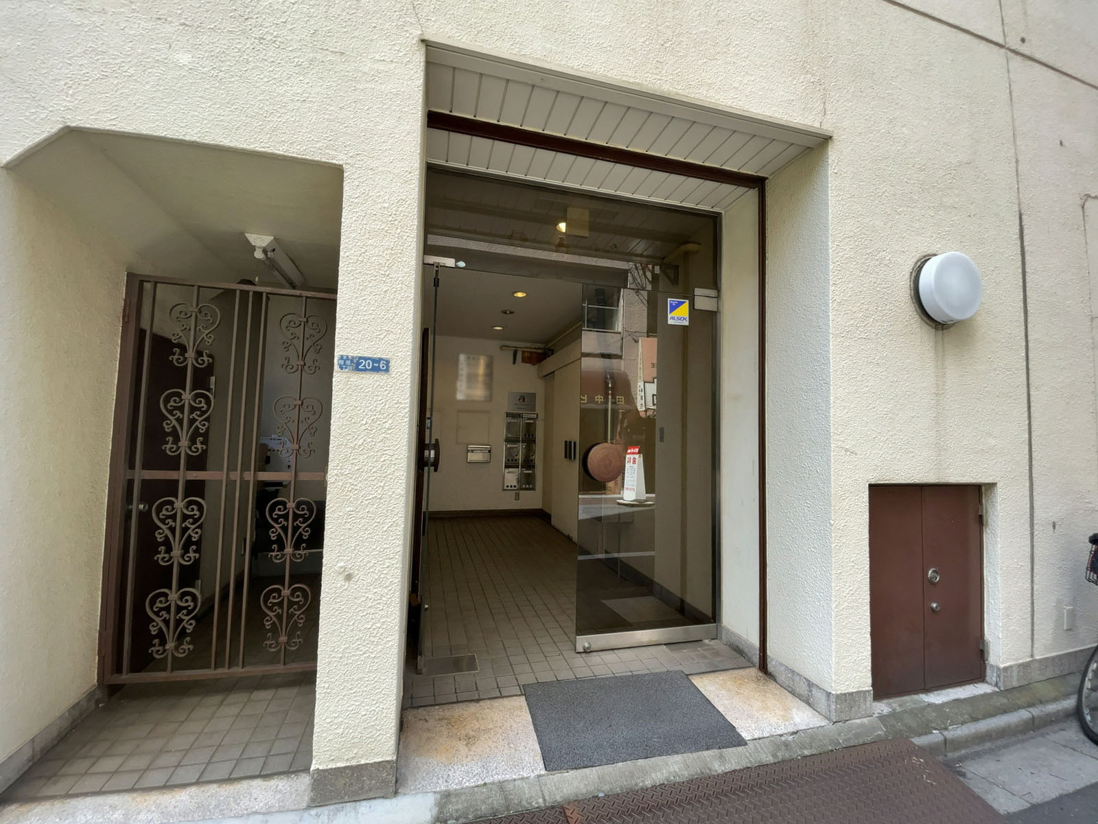 オフィスビル出入口