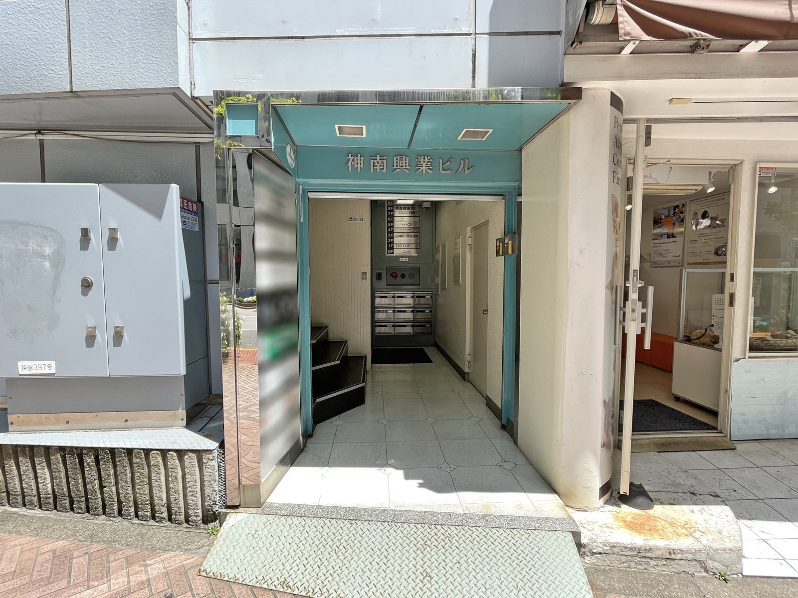 オフィスビル出入り口
