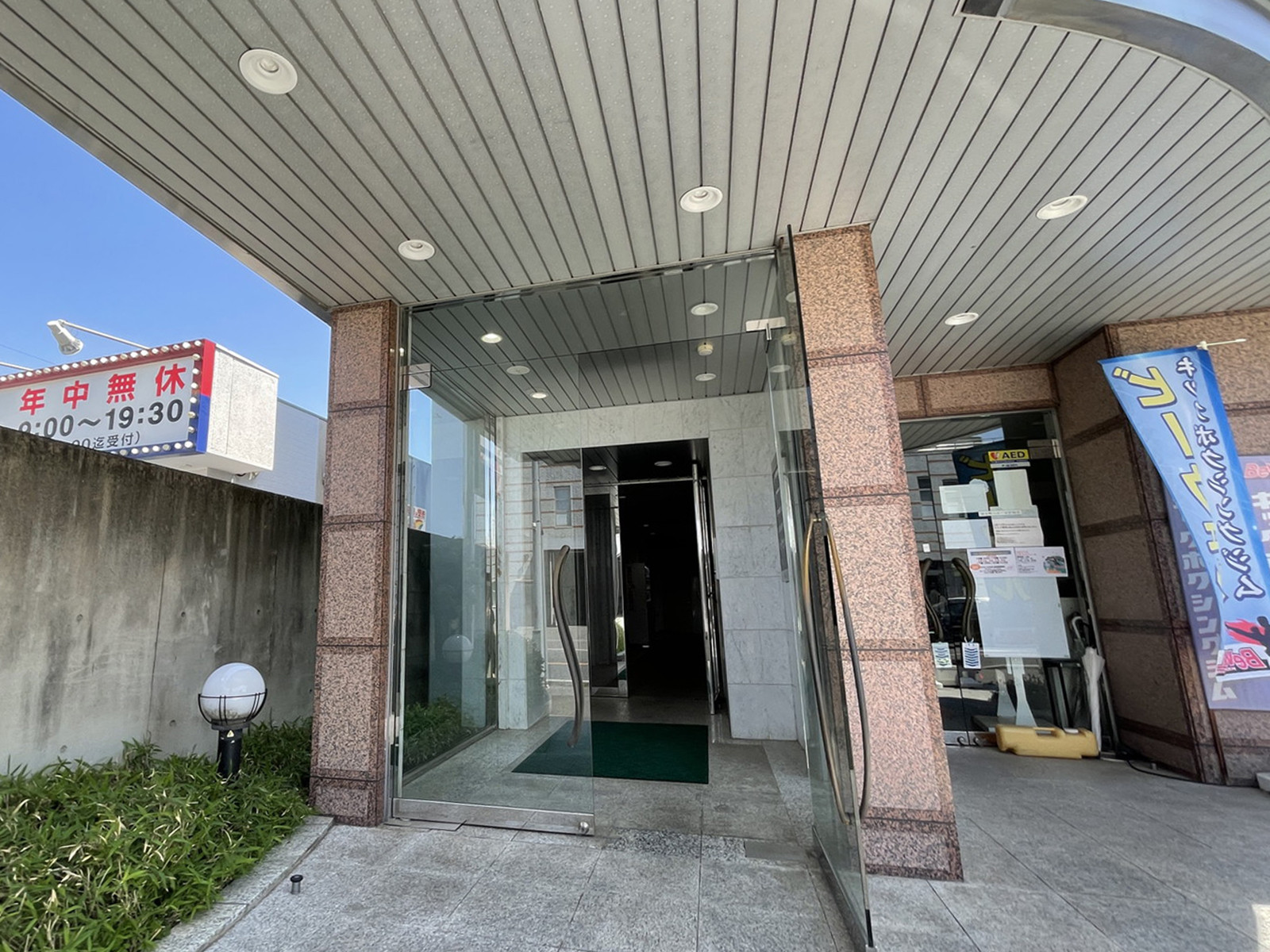オフィスビル出入口