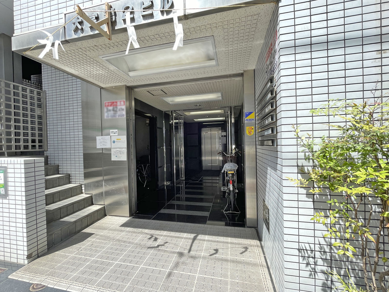 オフィスビル出入口