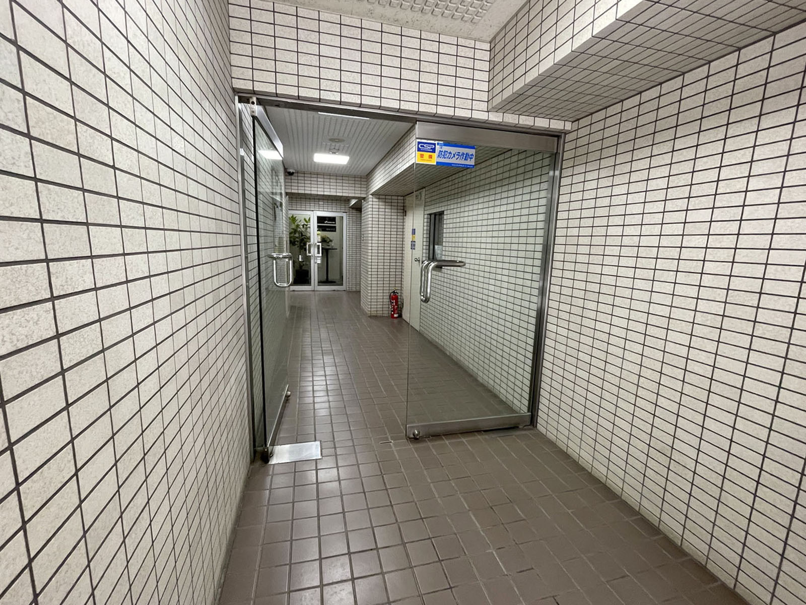 オフィスビル出入口