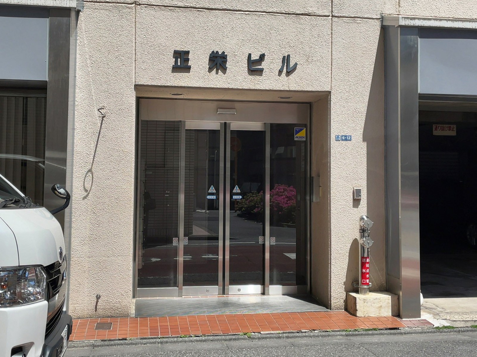 オフィスビル出入口