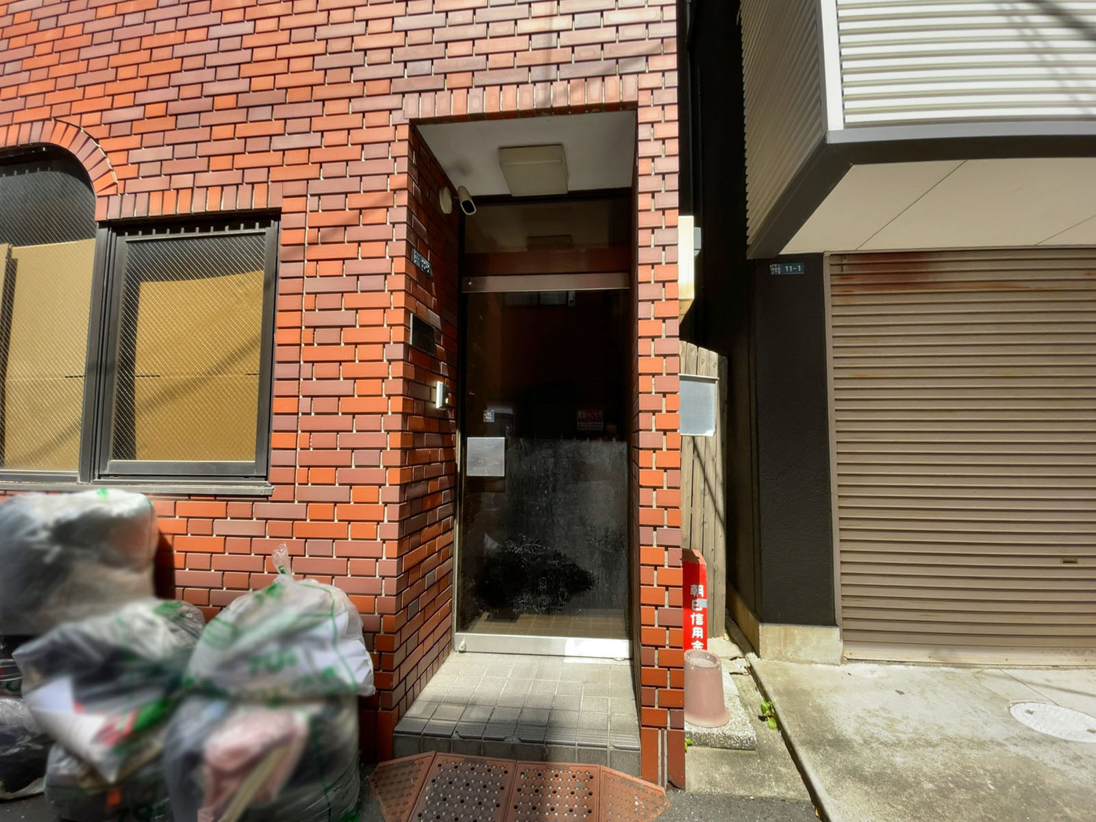 オフィスビル出入口