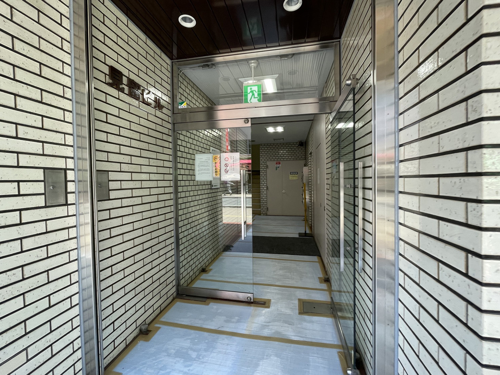 オフィスビル出入口