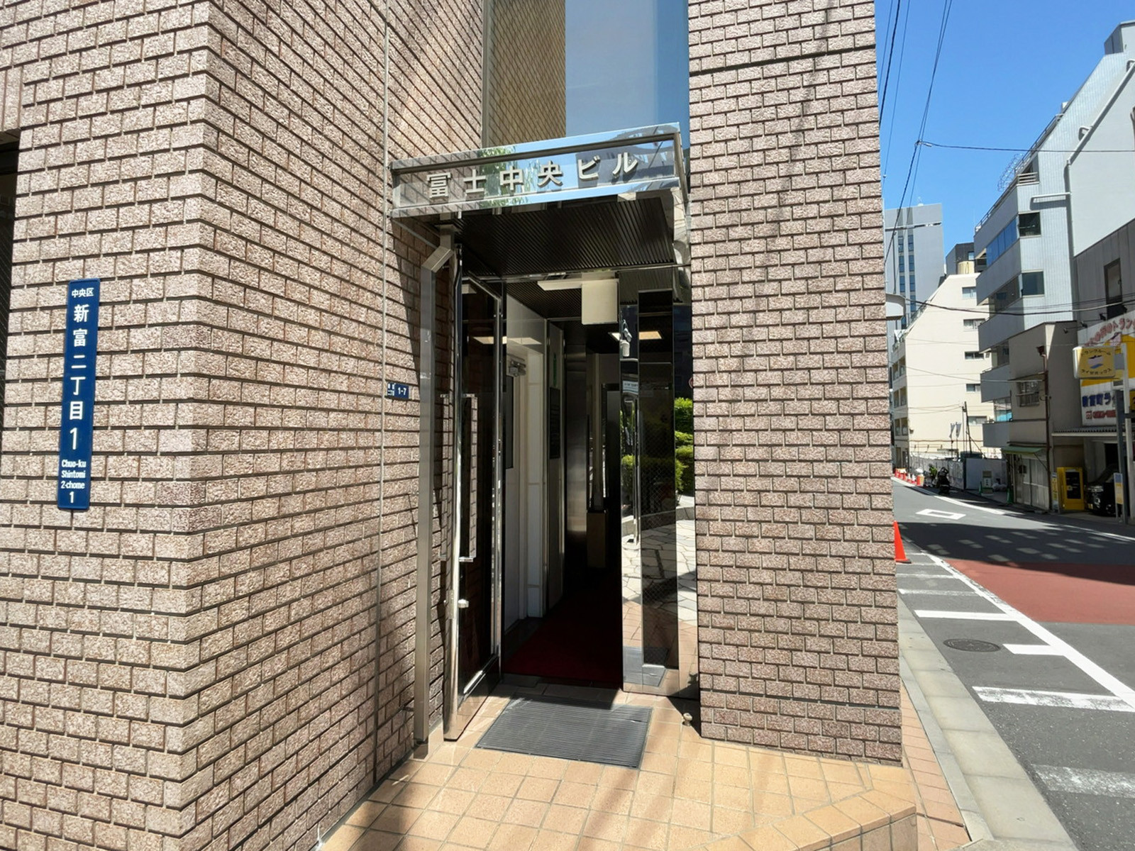 オフィスビル出入口