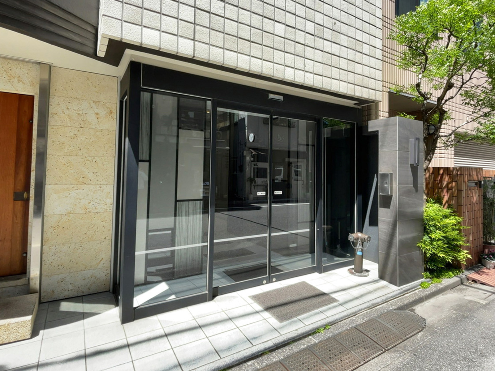 オフィスビル出入口