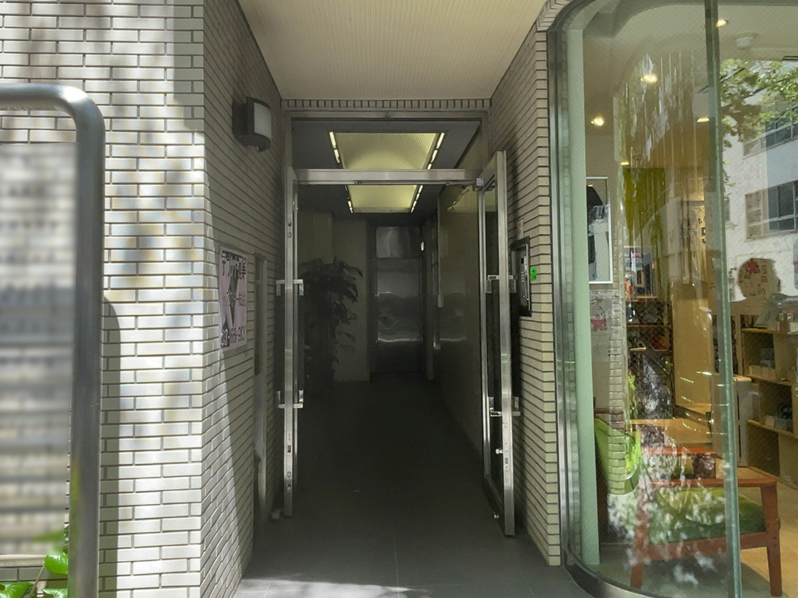 オフィスビル出入口