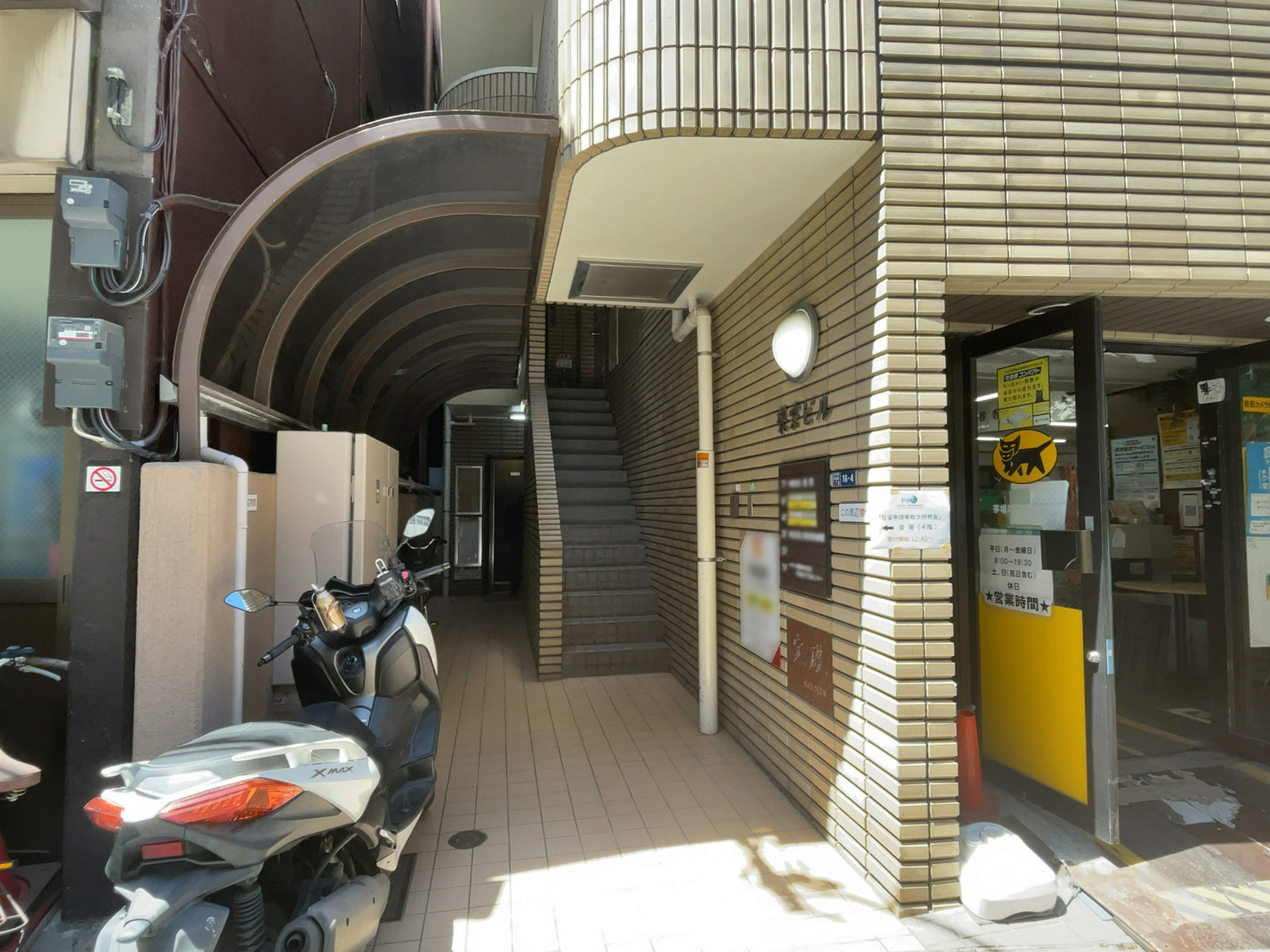 オフィスビル出入口