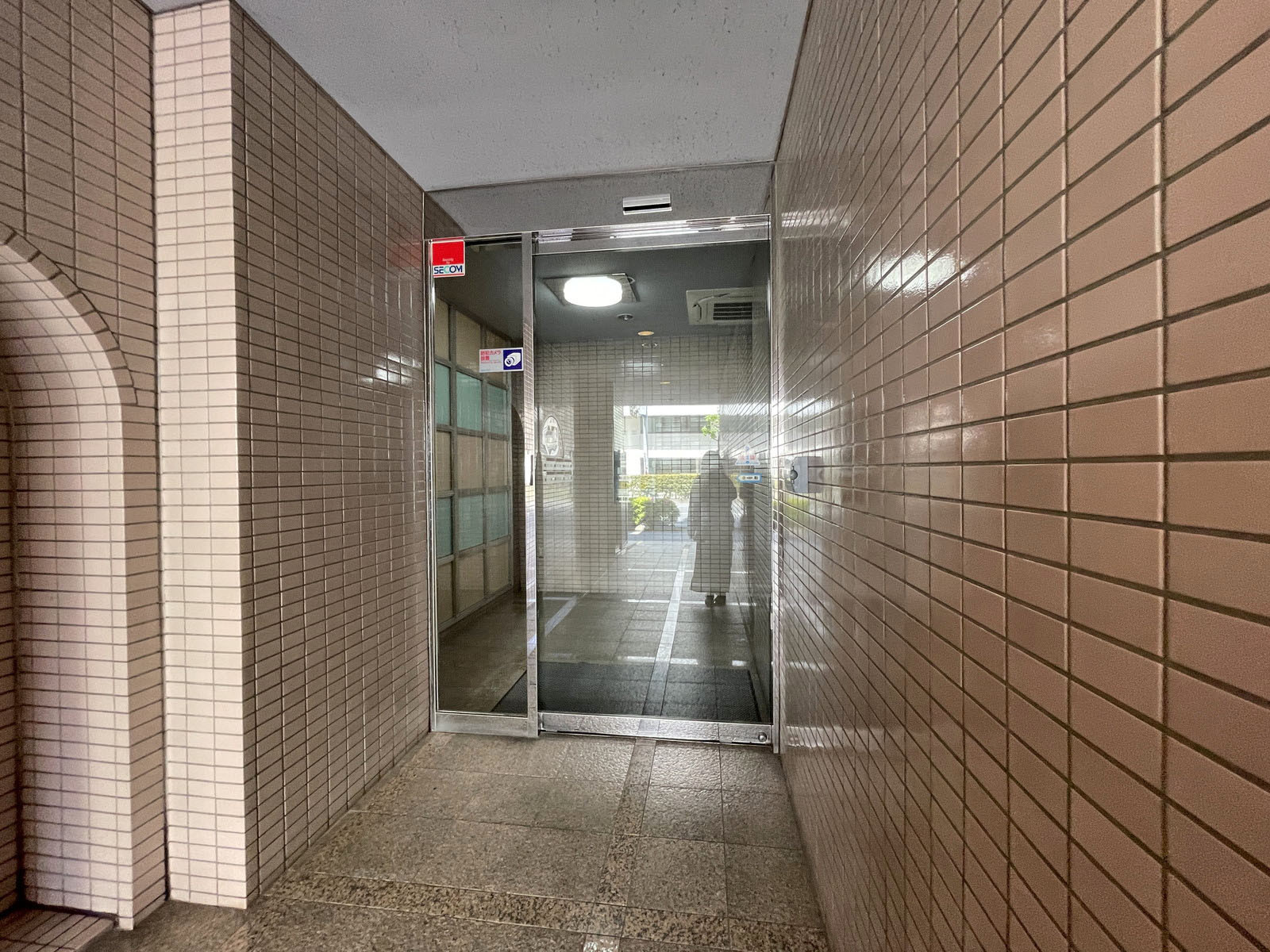 オフィスビル出入口