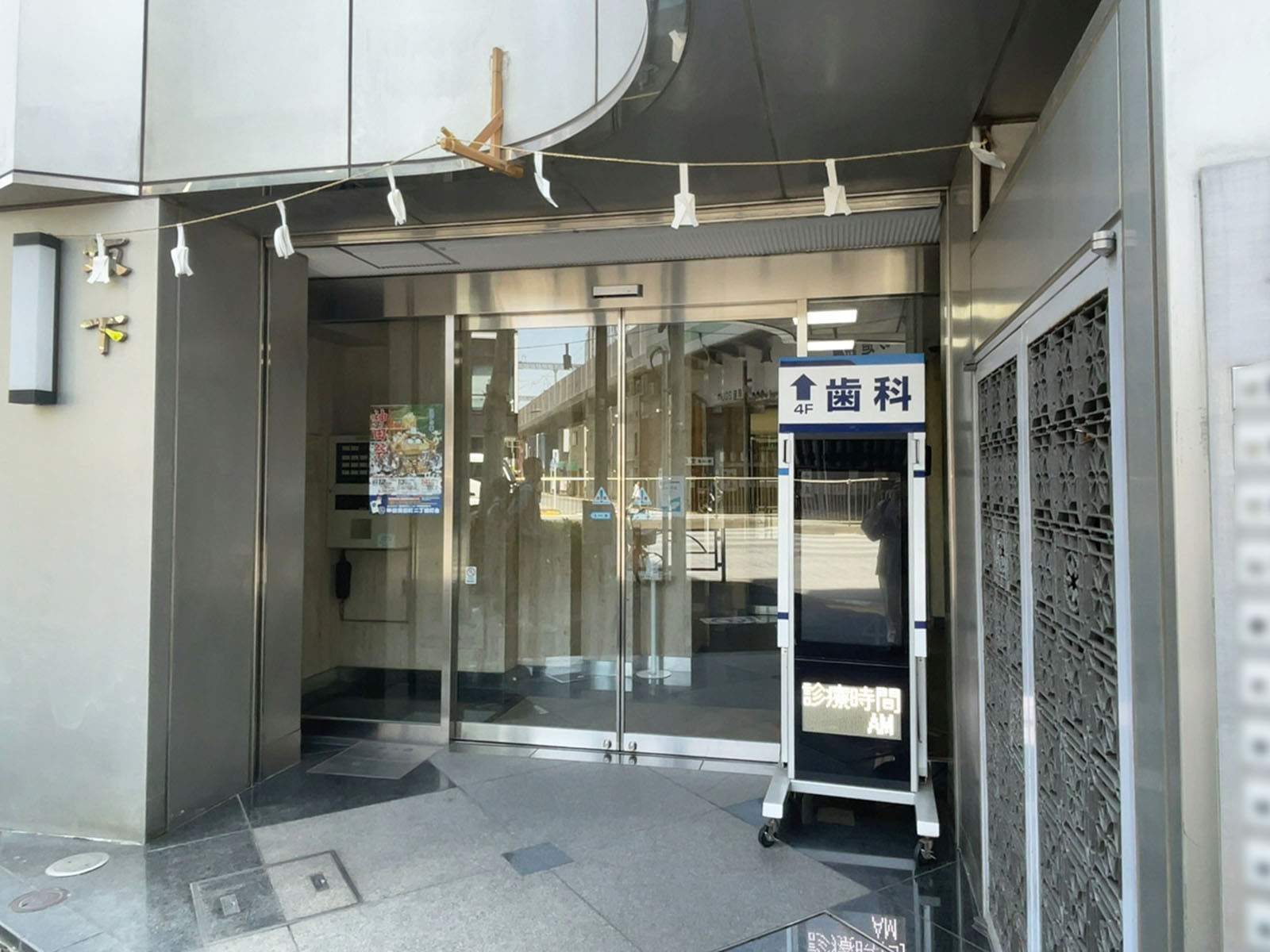 オフィスビル出入口