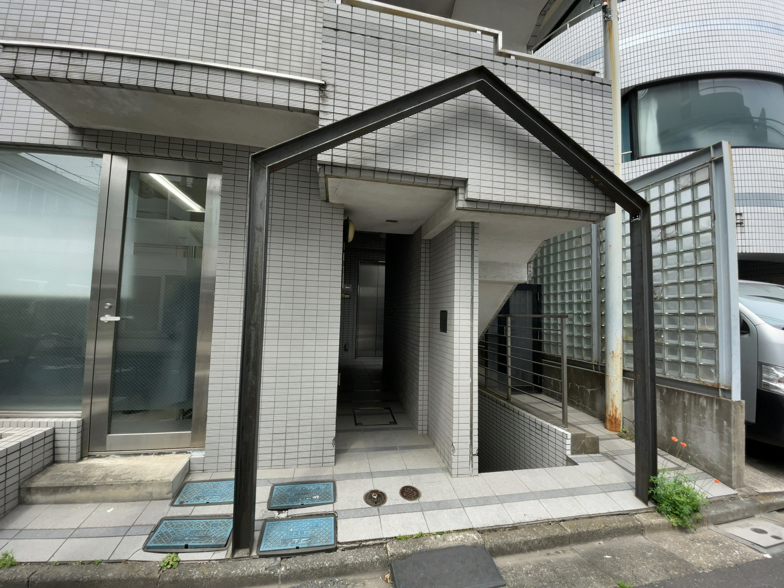 オフィスビル出入口