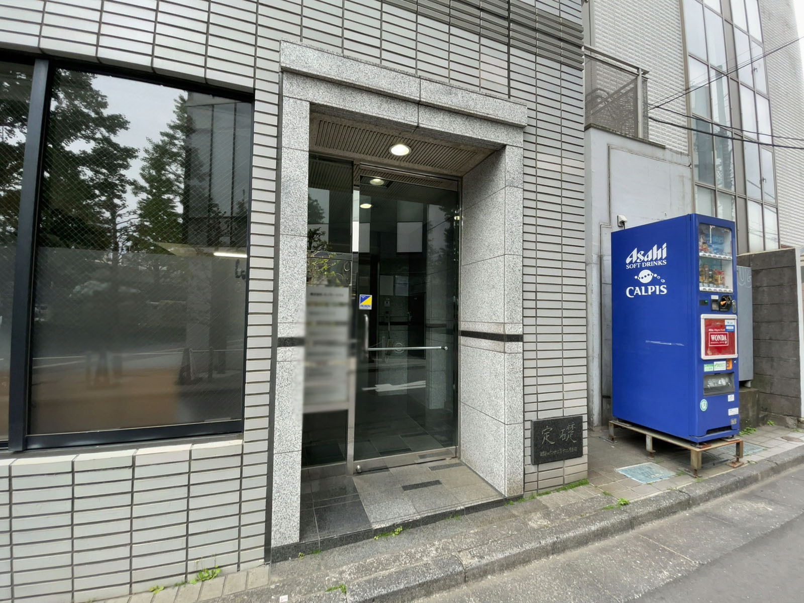 オフィスビル出入口