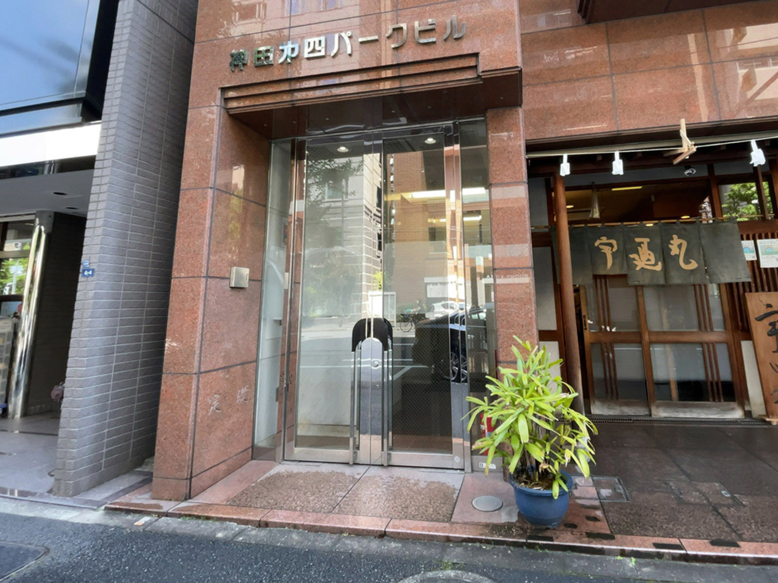 オフィスビル出入口