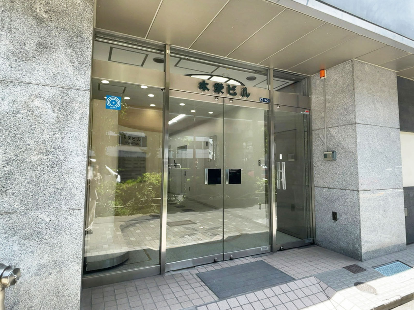オフィスビル出入口