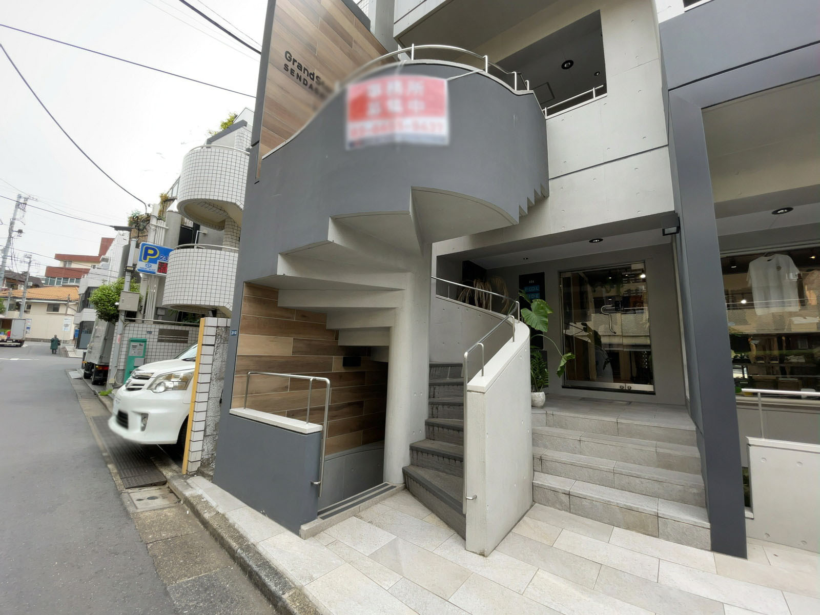 出入口前の階段