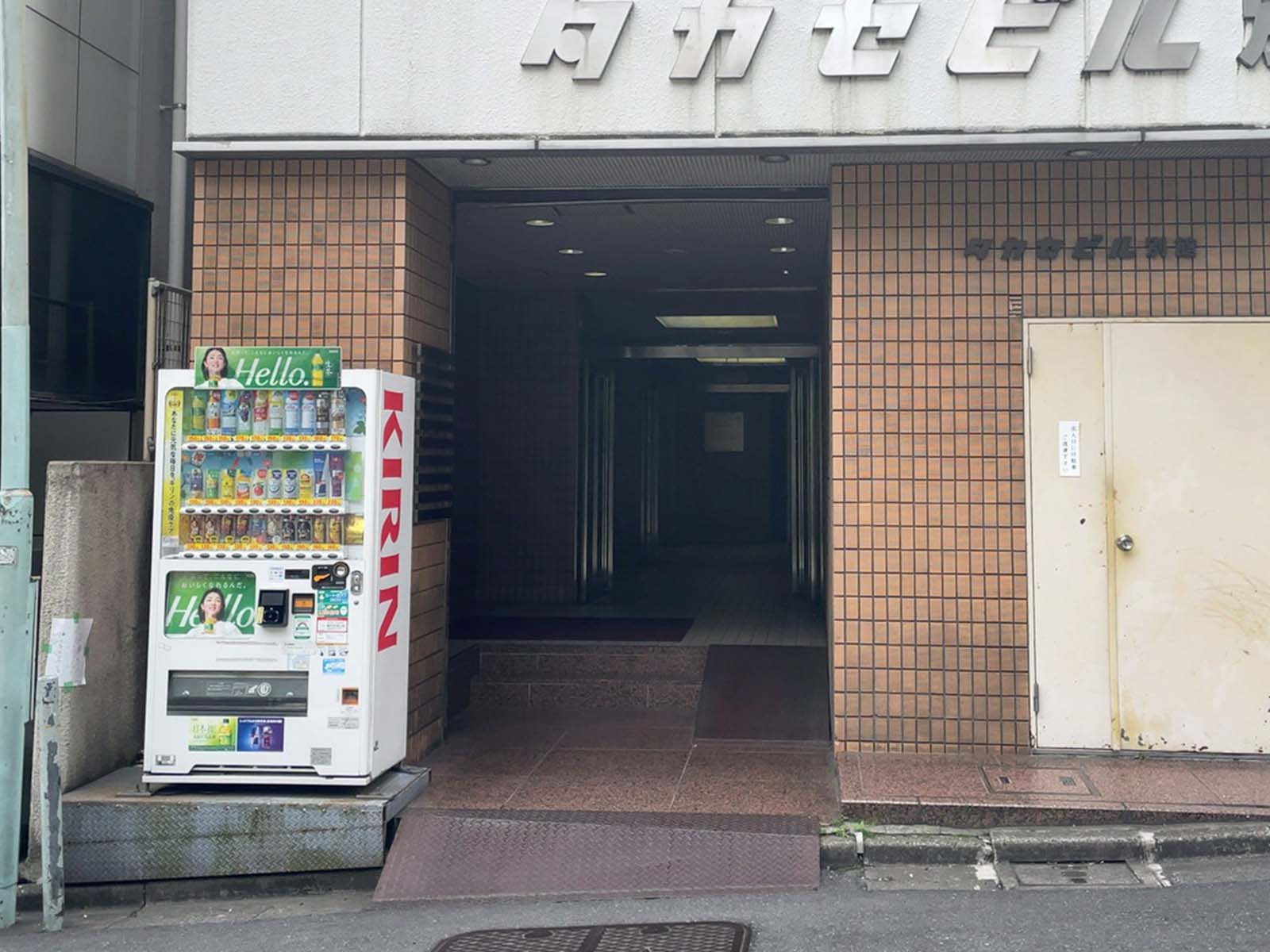 オフィスビル出入口