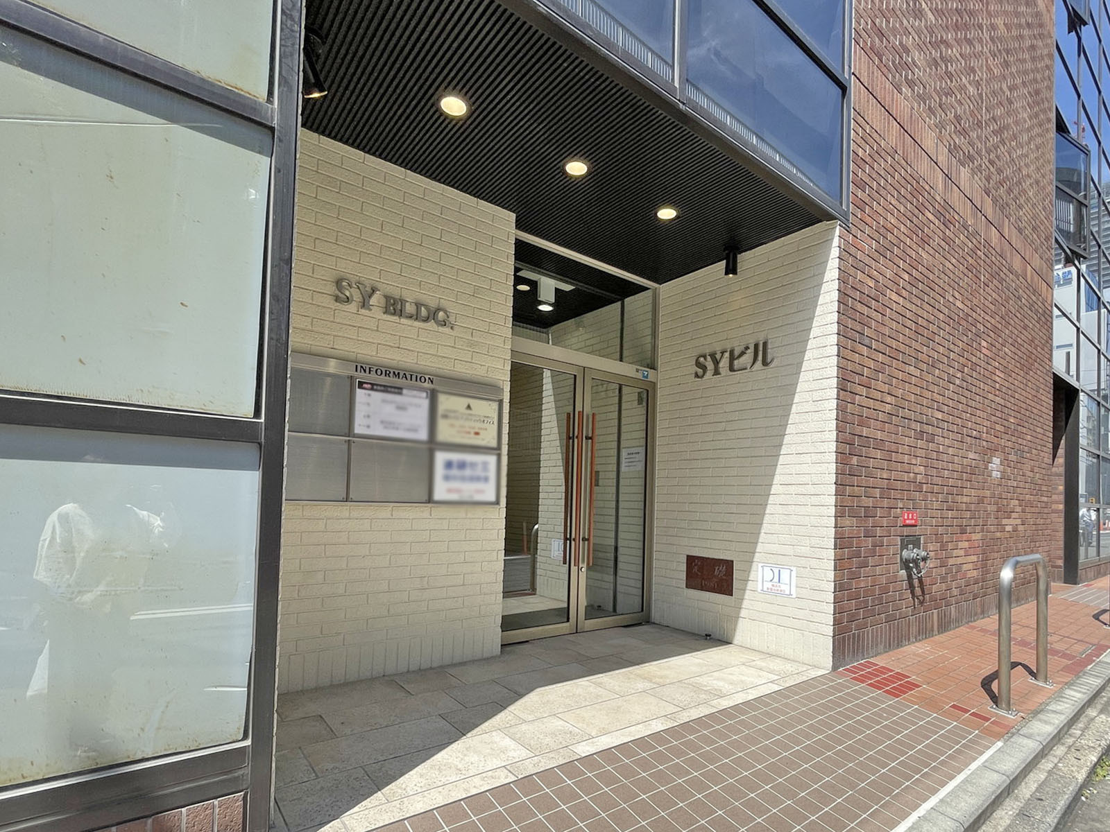 オフィスビル出入口