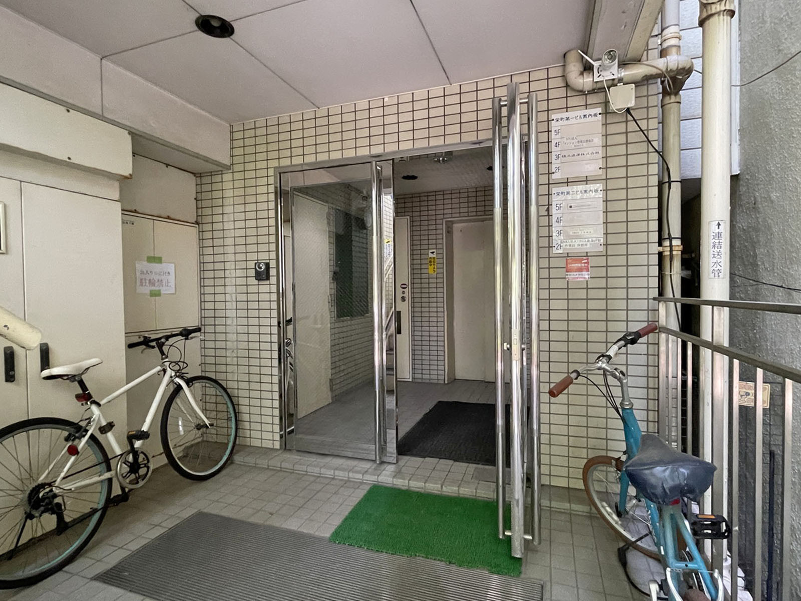 オフィスビル出入口