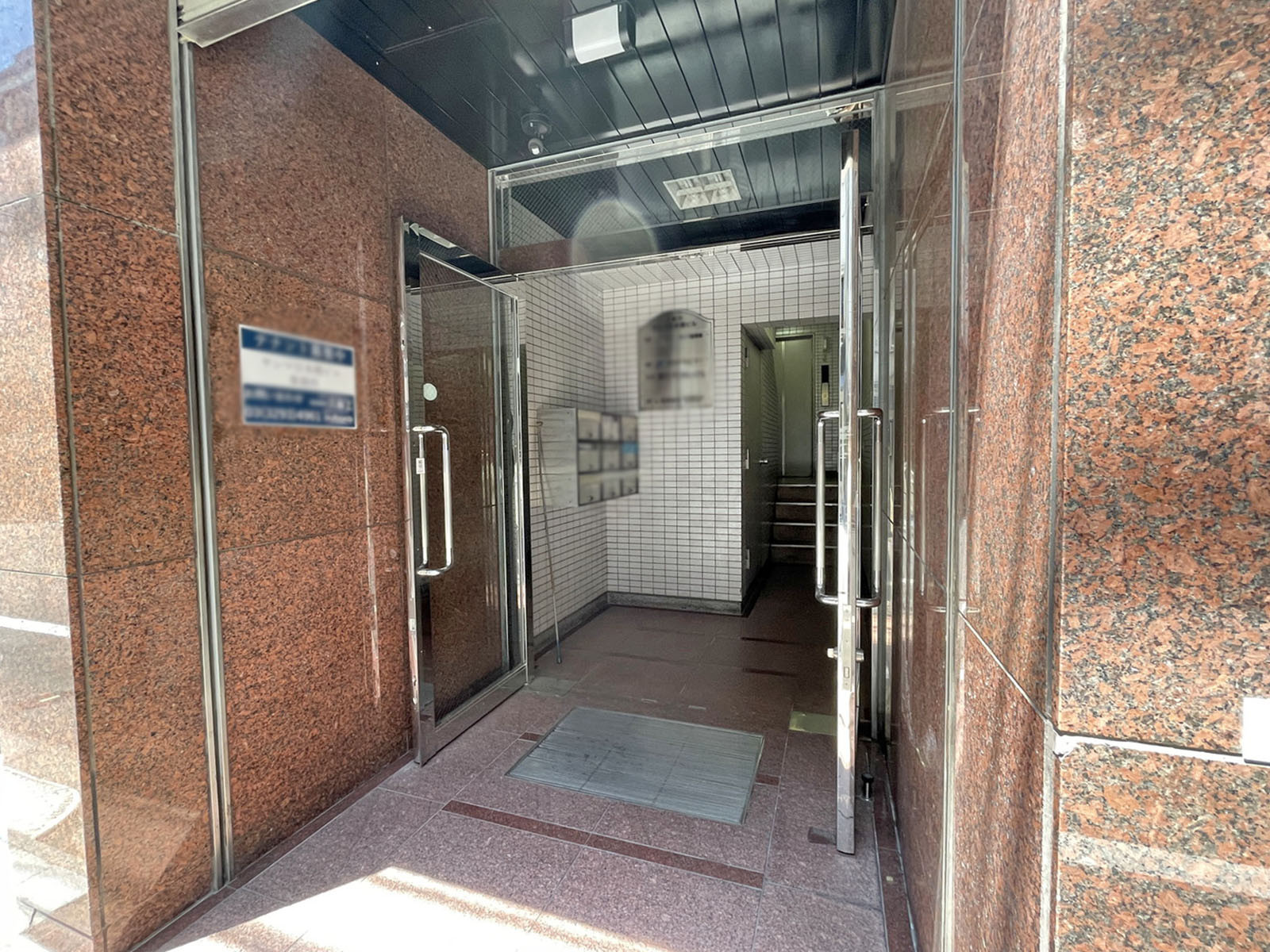 オフィスビル出入口