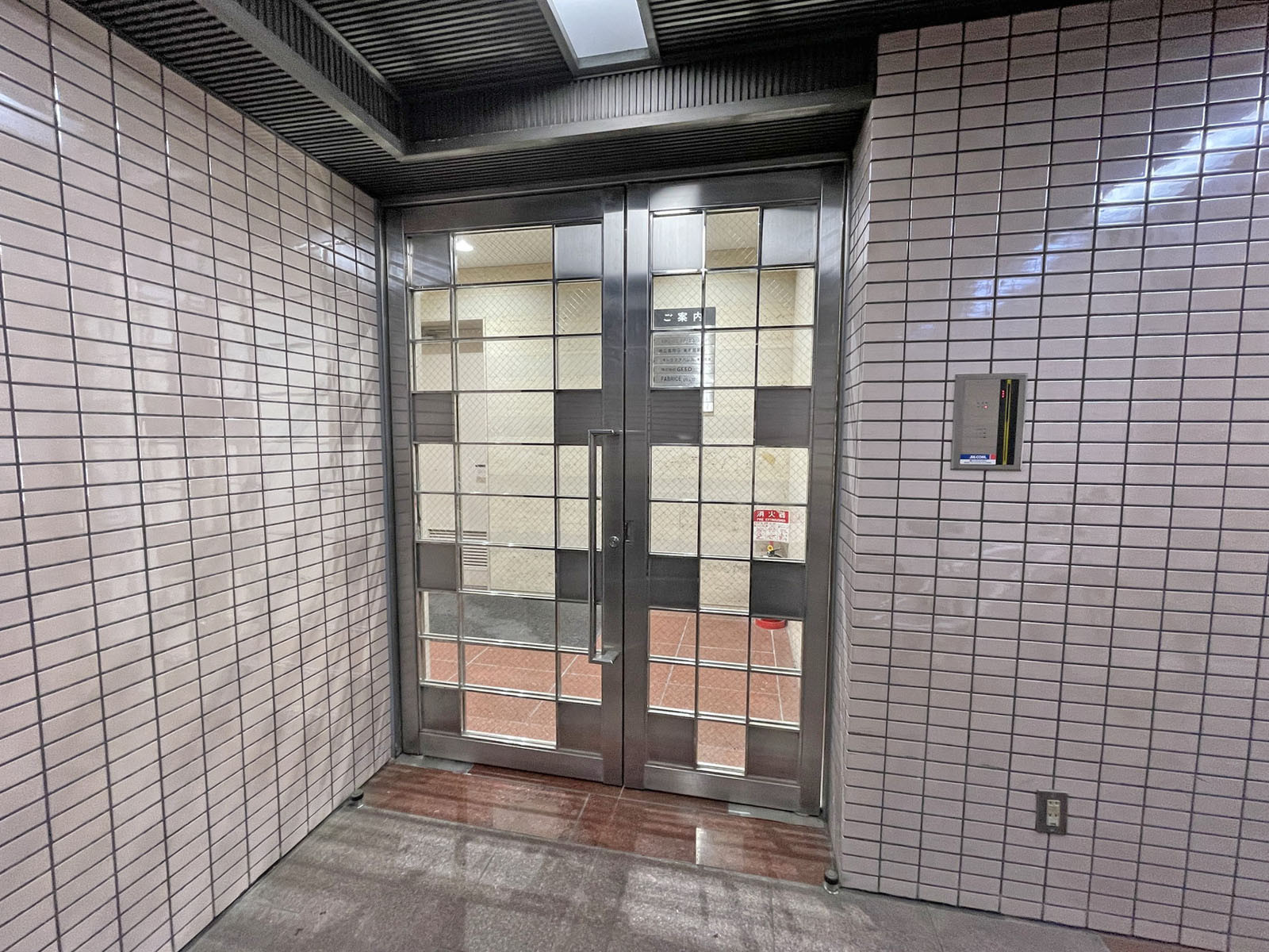 オフィスビル出入口