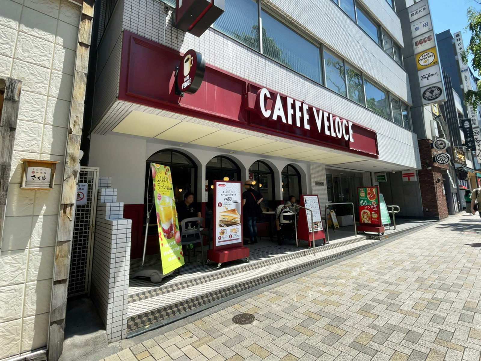1階のカフェ・ベローチェ 神楽坂店