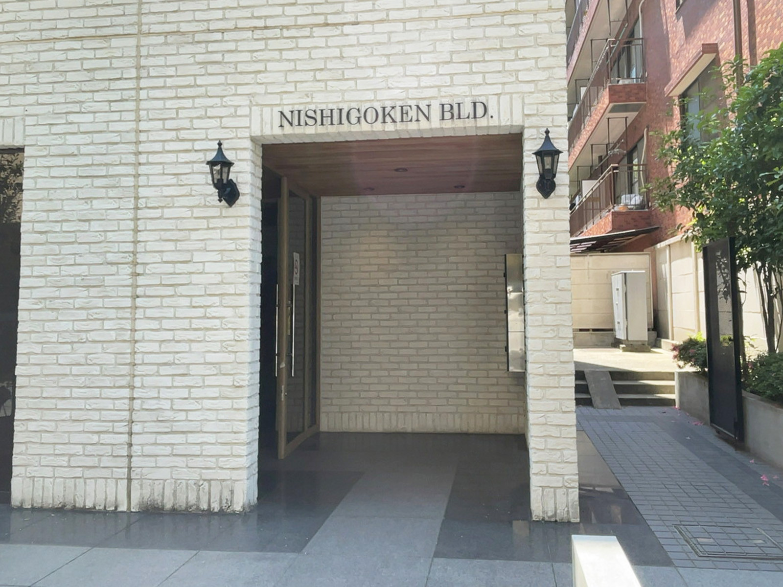 オフィスビル出入口