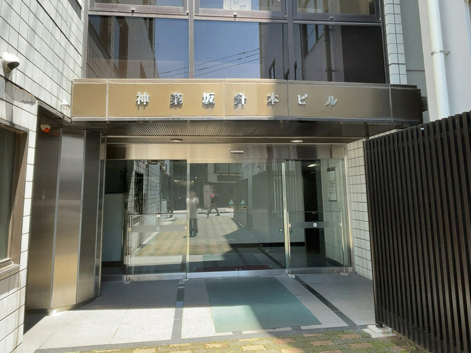 オフィスビル出入口