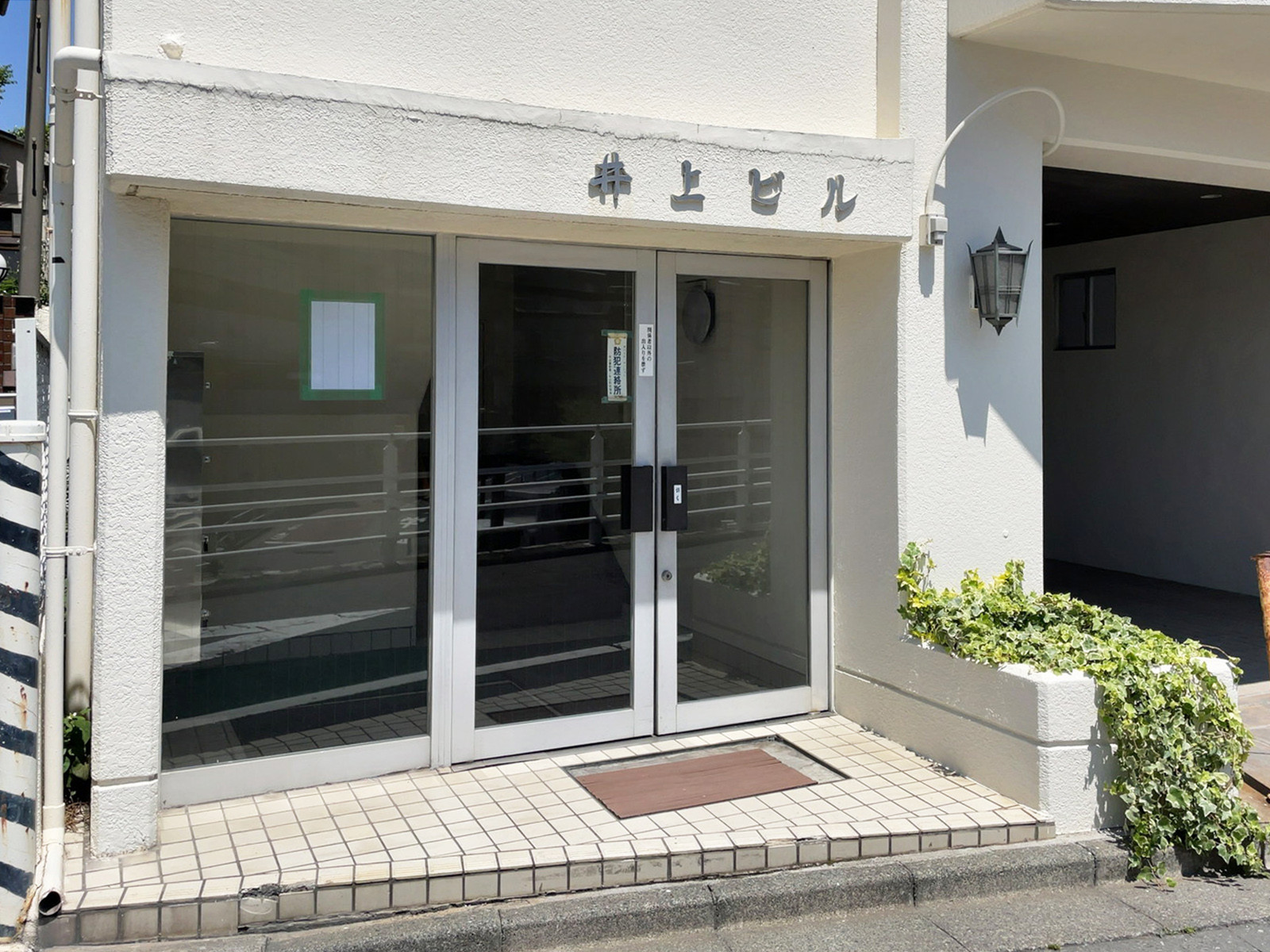 オフィスビル出入口