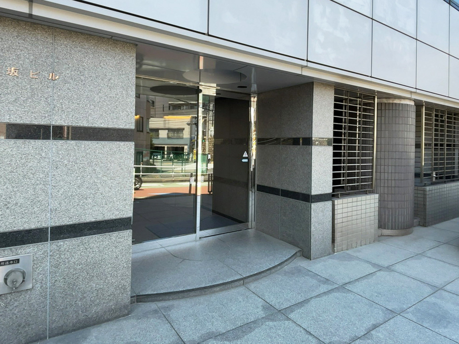 オフィスビル出入口